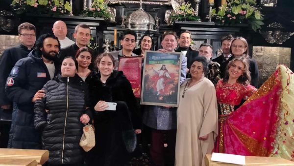 Delagacja Romów w kaplicy Matki Bożej Częstochowskiej po akcie intronizacji