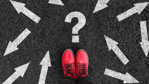 Czerwone buty na asfalcie z namalowanymi strzałkami