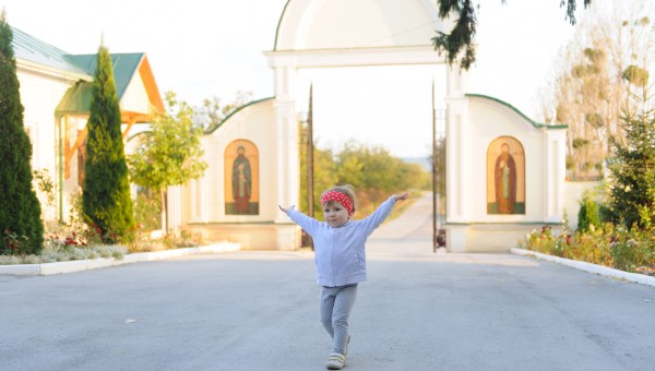 Dziecko na terenie kościoła