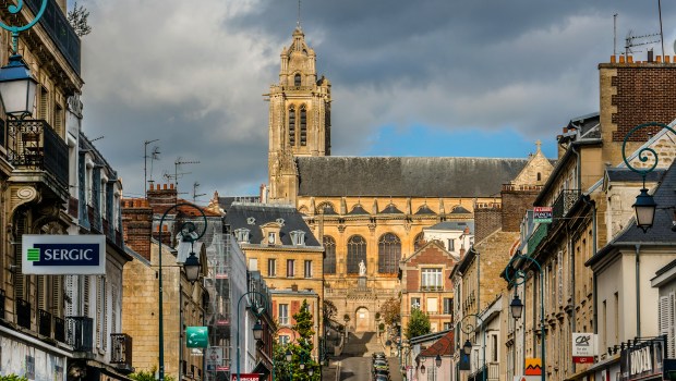 PONTOISE-CATHEDRALE-shutterstock