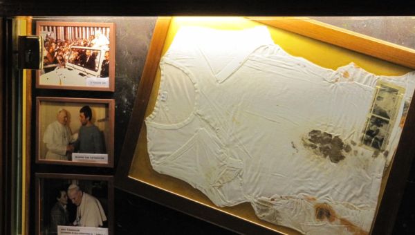 Zakrwawiony podkoszulek Jana Pawła II - historia relikwii