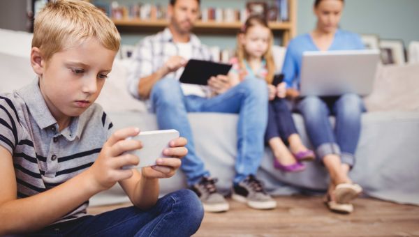 Uzależnienie cyfrowe, czyli phubbing, w rodzinie