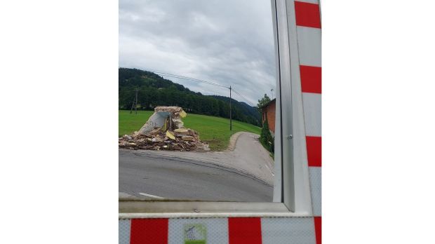 Zniszczona kapliczka Matki Bożej, ocalała figura