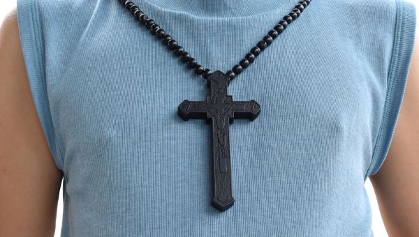 Różaniec albo krzyż jako biżuteria? Wywiad