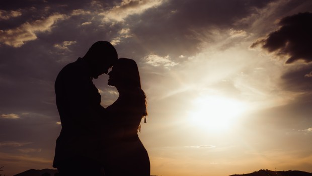 Całująca się para