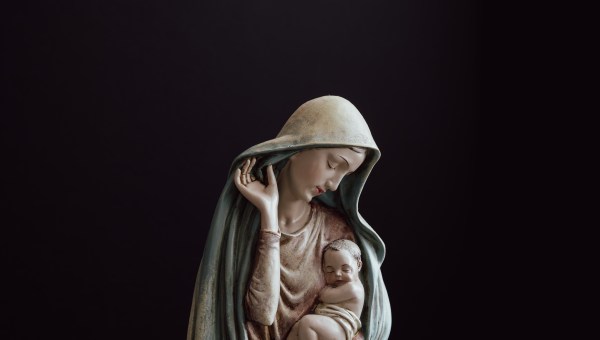 Figura Maryja tuląca Dzieciątko Jezus