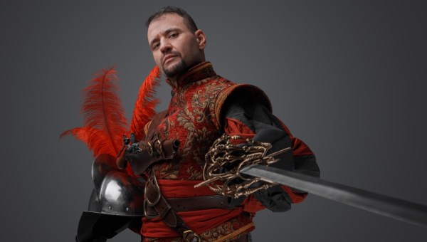 Mężczyzna w zbroi i z mieczem w dłoni