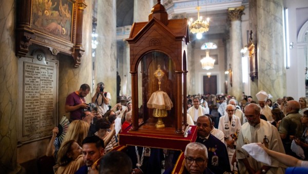 Ludzie dotykają się relikwii Marii Antonii de Paz y Figueroa, zwanej Mamą Antulą