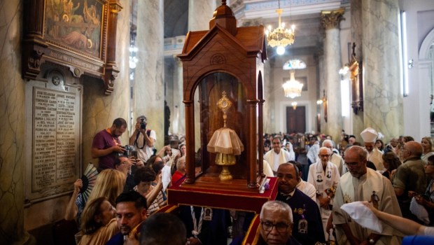 Ludzie dotykają się relikwii Marii Antonii de Paz y Figueroa, zwanej Mamą Antulą