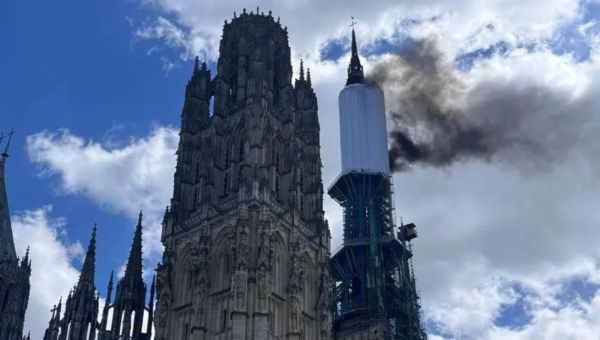 Pożar katedry w Rouen