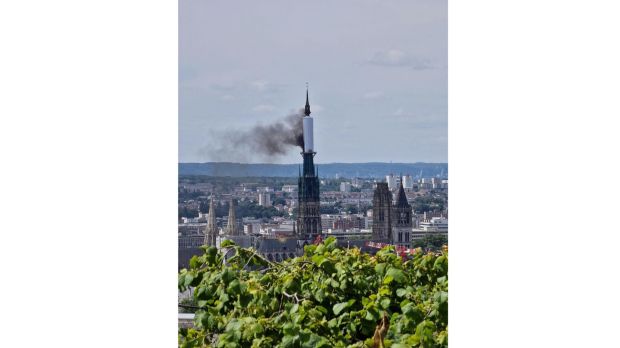 Pożar katedry w Rouen