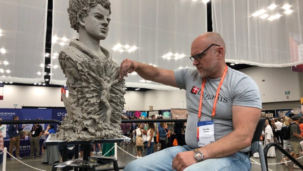 Timothy Schmalz sculpting Eucharistic Congress