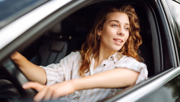 Piękna kobieta za kierownicą samochodu
