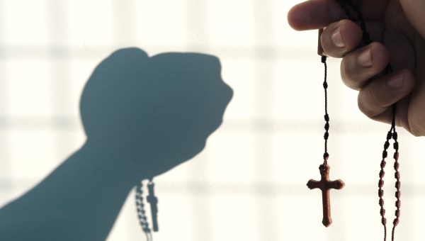 Męska ręka z różańcem