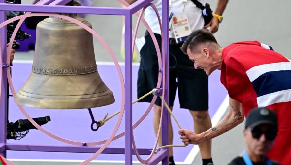Sportowiec uderza w Dzwon Igrzysk 2024