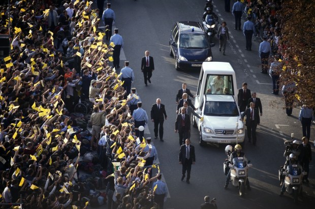 Paryżanie witają papieża Benedykta XVI