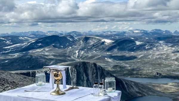 Msza na szczycie Snøhetta – ołtarz