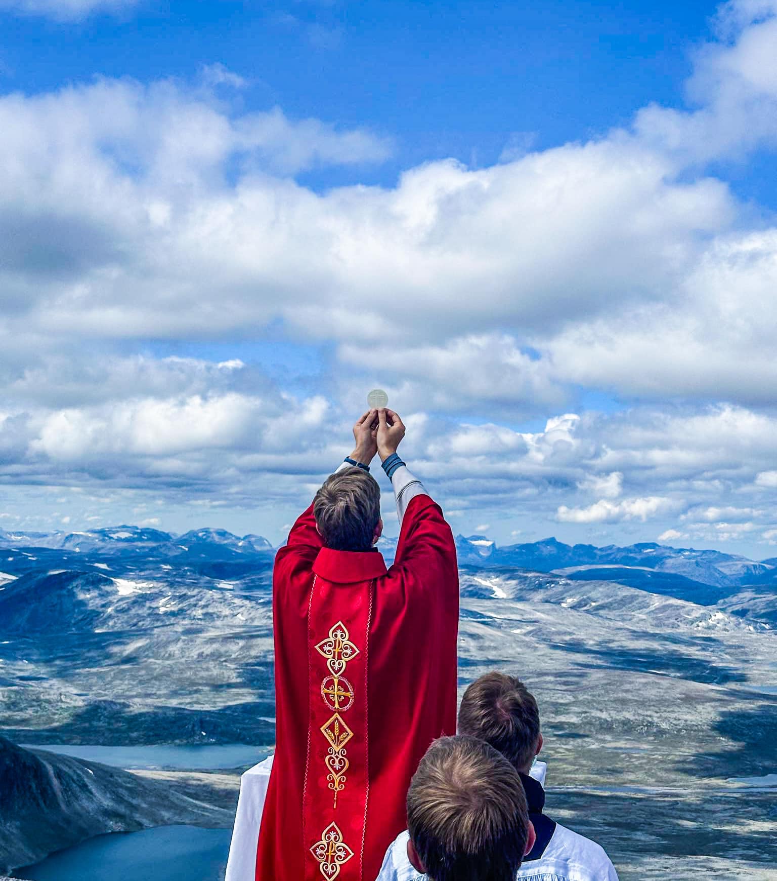 {"rendered":"[GALERIA] Msza to otwarte niebo. Ci m\u0142odzi do\u015bwiadczyli tego namacalnie"}