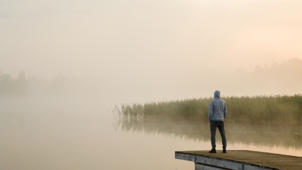 Samotny mężczyzna na pomoście