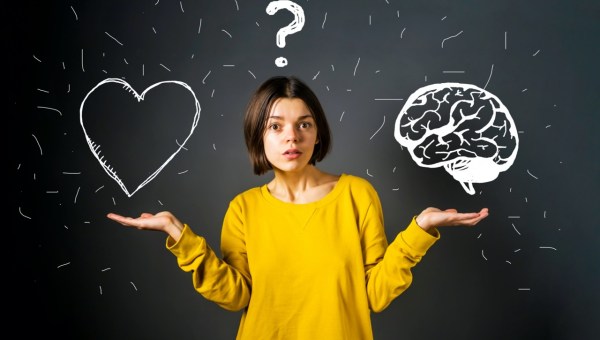 Kobieta zastanawia się, co wybrać – miłość czy rozum