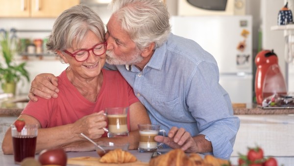 Wzruszający pocałunek starszej pary