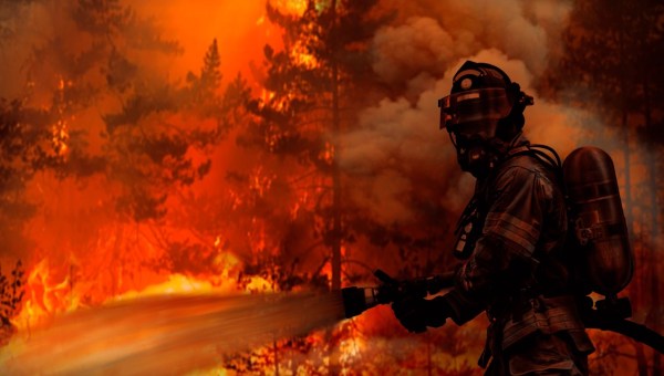 Strażak podczas akcji gaśniczej