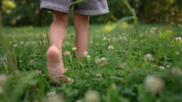 Bosa dziewczynka na łące