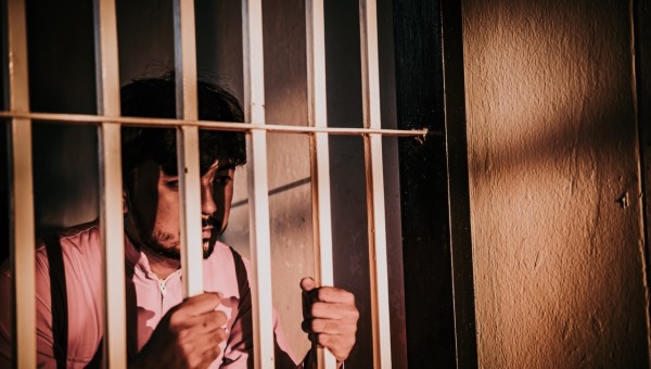 Mężczyzna za kratami