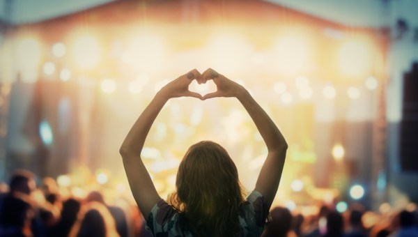 Żywe serce – dziewczyna wnosi w górę dłonie w kształcie serca