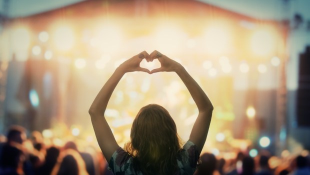 Żywe serce – dziewczyna wnosi w górę dłonie w kształcie serca