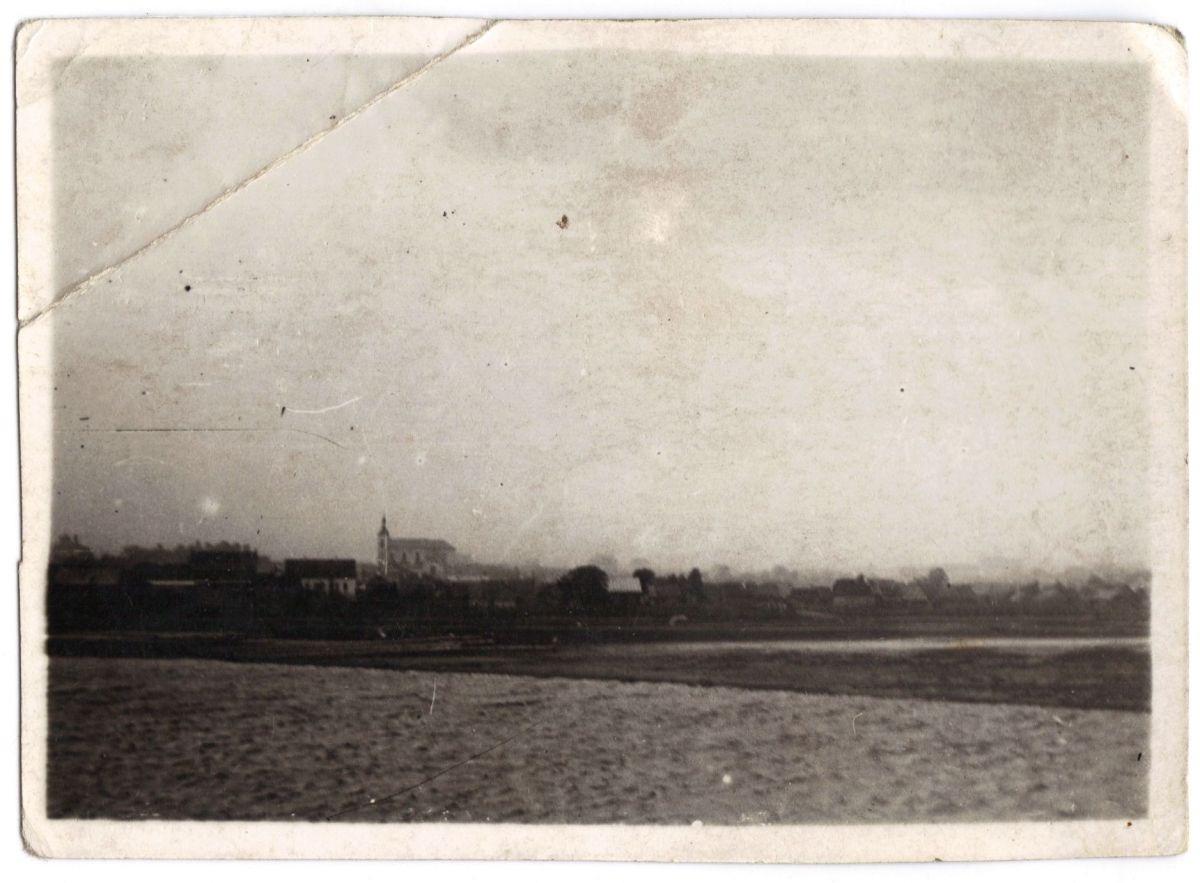 Stołpce nad Niemnem. Widoczny w dali kościół św. Kazimierza został wysadzony w powietrze przez Sowietów w latach 60. XX wieku. Fotografia przedwojenna (?) z rodzinnego archiwum Kowalskich.