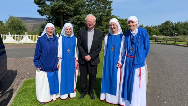 Siostry ze Wspólnot św. Andrzeja: s. Julianna, s. Marta, bp Hugh Gilbert OSB, s. Eleanor i s. Jeanine.