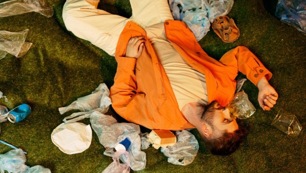 Mężczyzna leżący na śmieciach