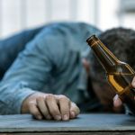 Reklamy alkoholu kłamią. Znany biskup mówi jak to działa