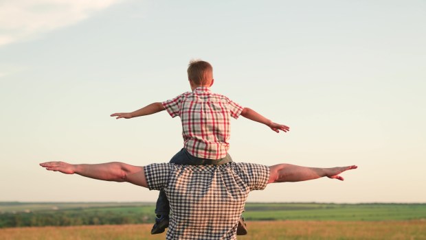 Ojciec trzyma syna na ramionach