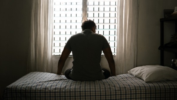 Sylwetka załamanego mężczyzny