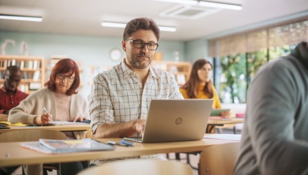 Dorośli ludzie na lekcji