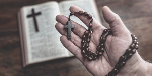Różaniec nauczył mnie modlitwy! Aleteiowa propozycja na październik
