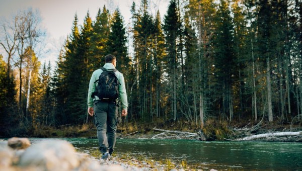 Mężczyzna wędrujący po górach