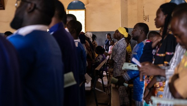 Uczestniczy mszy w Burkina Faso