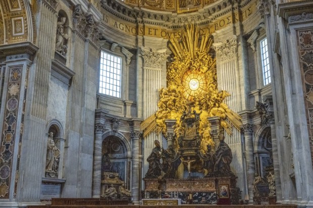 Tron świętego Piotra można zobaczyć w Watykanie