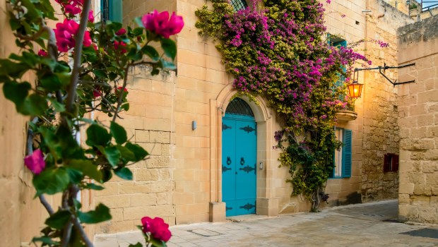 MAISON-TRADITIONNELLE-MALTE-shutterstock