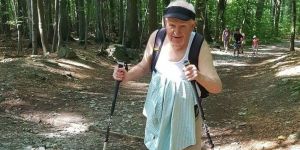 Niewidomy 93-latek z Wrocławia co roku zdobywa Ślężę. „Prawdziwy wzór do naśladowania”