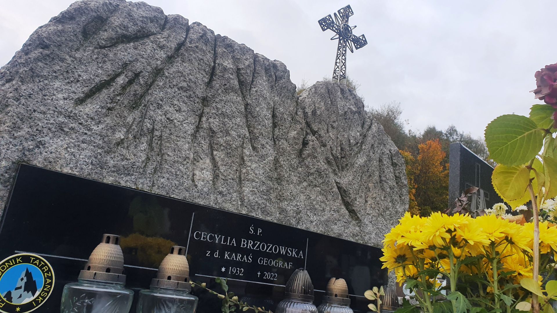 W kształcie Giewontu albo… plakatu. Zobacz te niezwykłe nagrobki na Salwatorze w Krakowie [galeria]