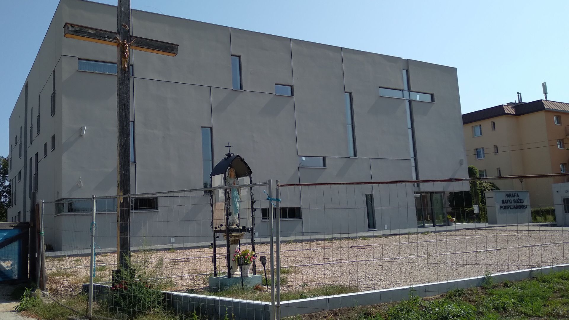 Ten kościół uznano za „najbardziej minimalistyczny w Polsce”. Ale modlitwa jest tu „na maksa”! [galeria]