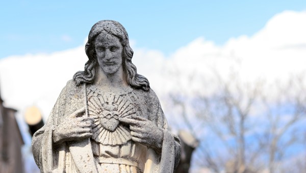 STATUE-SACRE-COEUR-DEVOTION-shutterstock