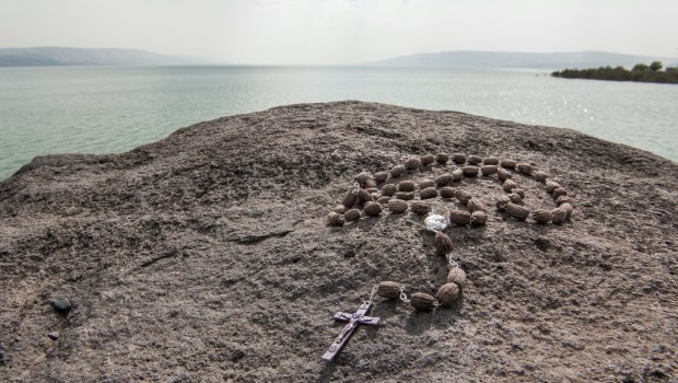 Różaniec leżący na kamieniu