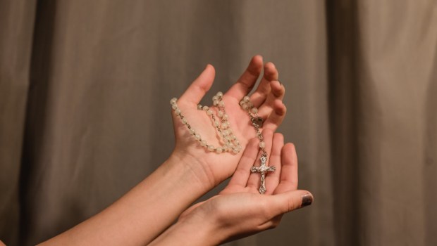 Różaniec w dłoniach