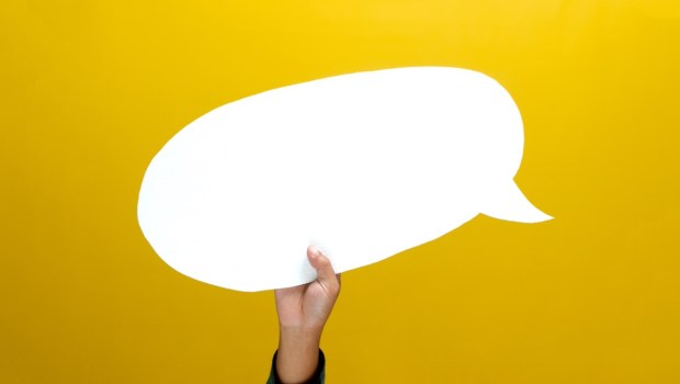 Dłoń trzymająca dymek komiksowy