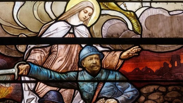 Święta Teresa z Lisieux pomaga żołnierzom podczas I wojny światowej, fragment witraża w kaplicy św. Teresy od Dzieciątka Jezus w Nancy.